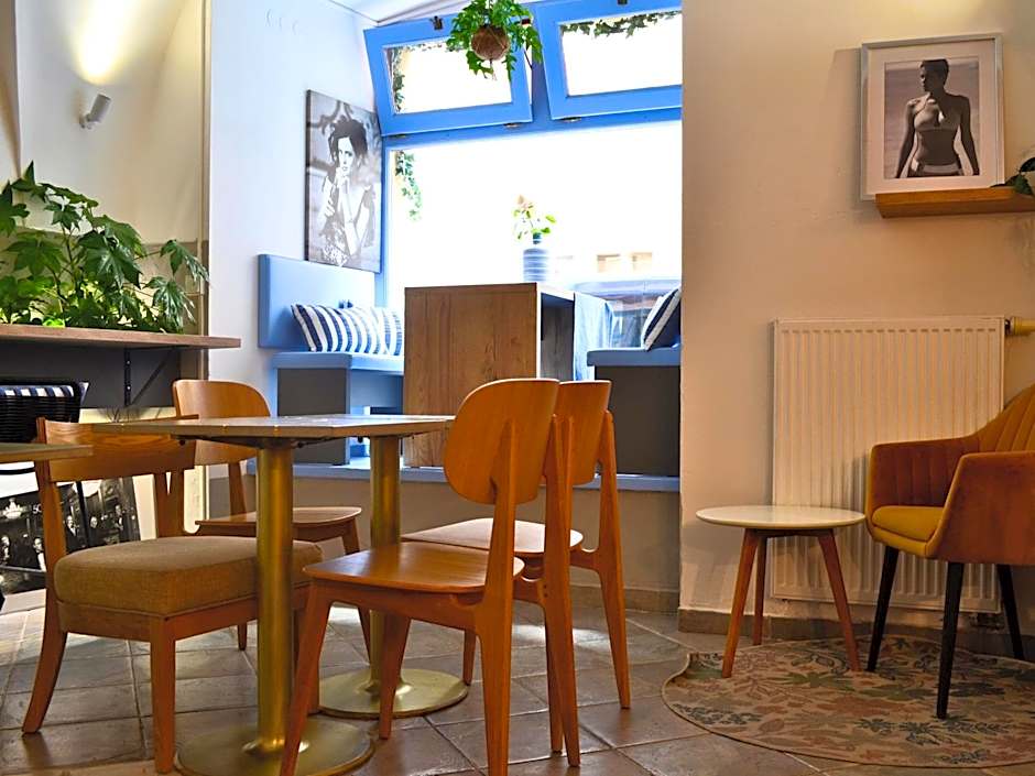 Chateau 9 Apartments by Adrez