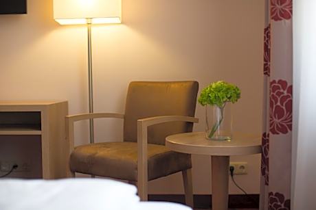 Comfort Single Room with Courtyard View