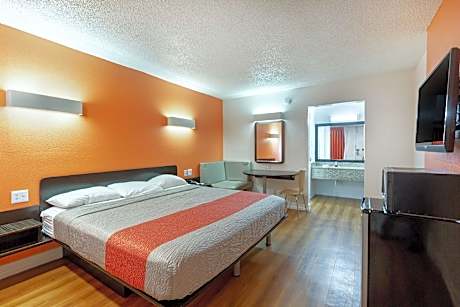 1 King Bed | Mob Acc RI Shwr Nsmk Micfridg