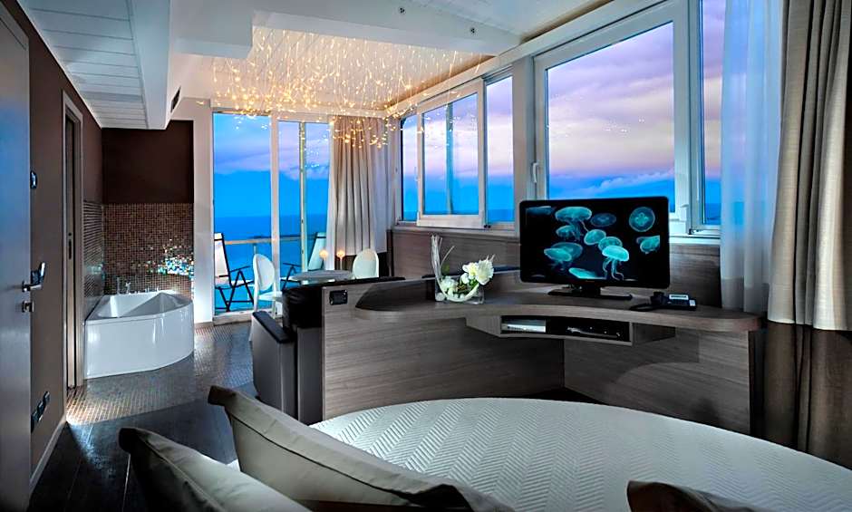 Photo 1 of 4 of Junior Suite, Sea View