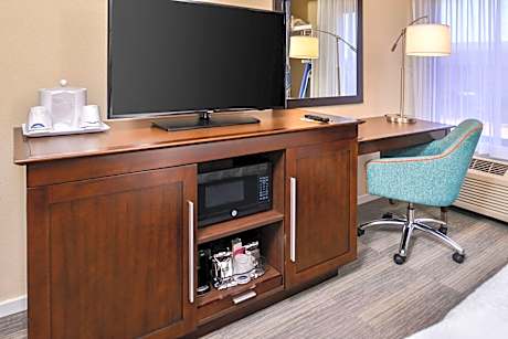 Double Room with Roll-in Shower - Mobility Accessible/Non-Smoking