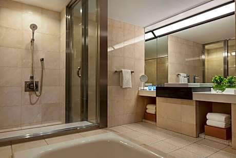 Executive Suite, 1 Bedroom Larger Suite, 1 King, Ocean view, Top floor