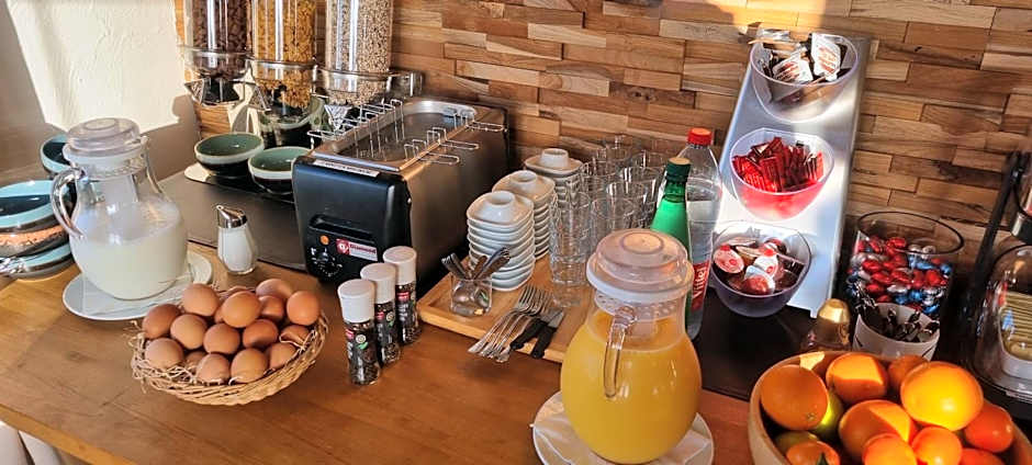 Hotel Westendia and Free Parking Top Breakfast