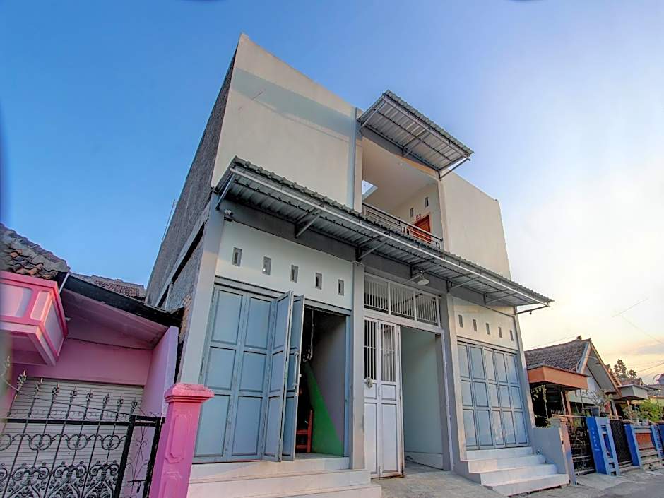 SPOT ON 92828 Galih Kost 1 Syariah