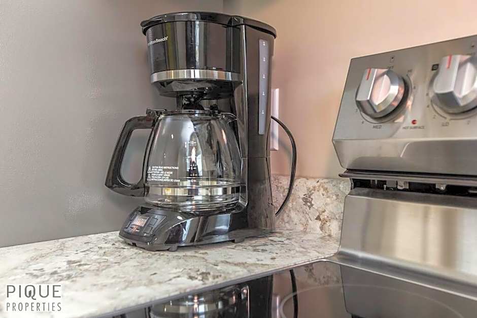 NEW, Euro-Style Suite, Whyte Avenue, AC, Netflix, Sleeps 6!