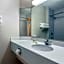 La Quinta Inn & Suites by Wyndham St. Pete-Clearwater Airport