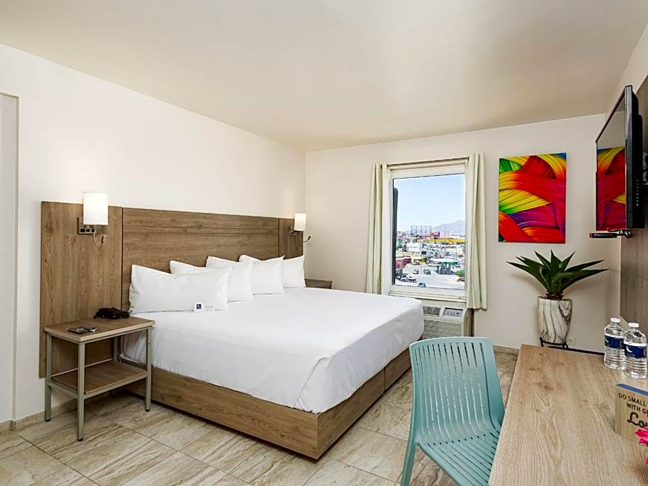 Hotel Mesaluna Near American Consulate