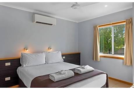 Superior Elevated 1 Bedroom Cabin