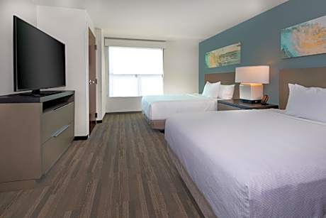 One-Bedroom Queen Suite with Kitchen and Accessible Tub - Disability Access