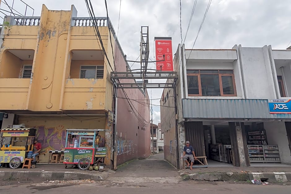 RedDoorz near Sukabumi Station 2