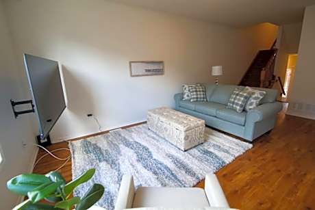 Executive 3 Bedroom townhouse close to the Lake