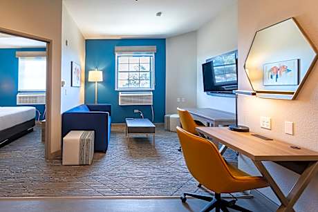 1 Queen One Bedroom Suite Communications Accessible