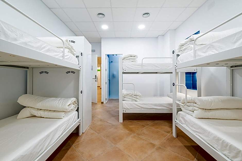 Foto 1 di 10 di Mixed Dormitory Room