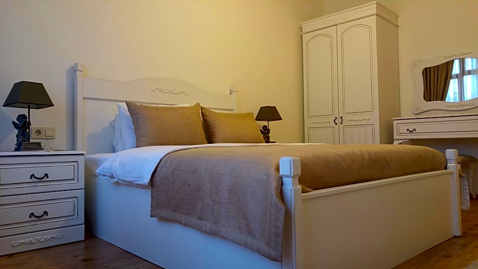 Old Town Deluxe Flats