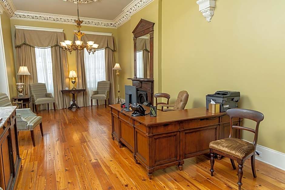Lamothe House Hotel