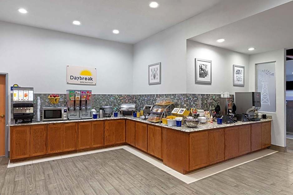 Days Inn & Suites by Wyndham Lubbock Medical Center
