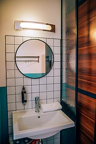 6 BED MIXED ROOM Capacity 2