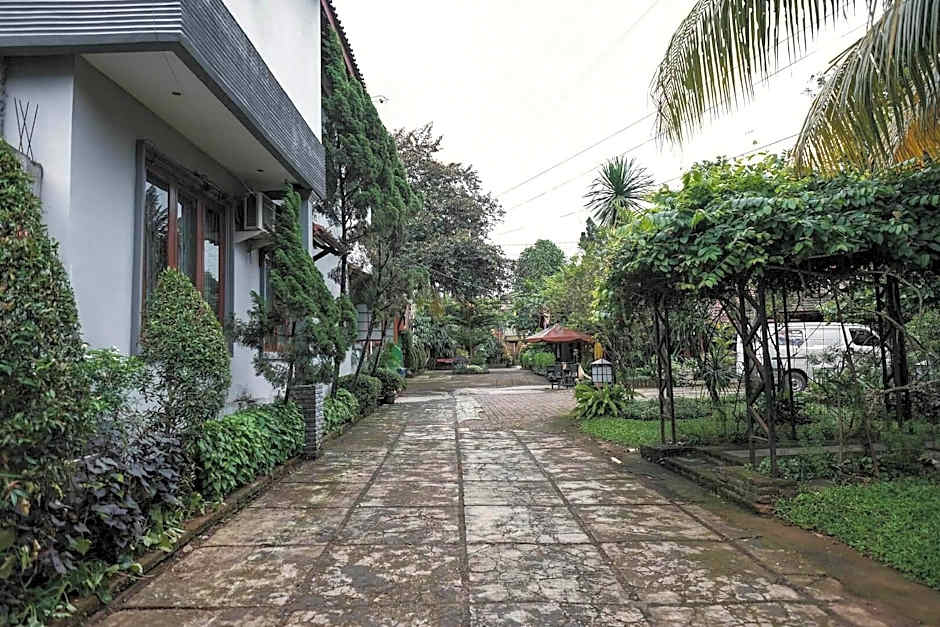 RedDoorz Syariah Plus near Trans Studio Cibubur