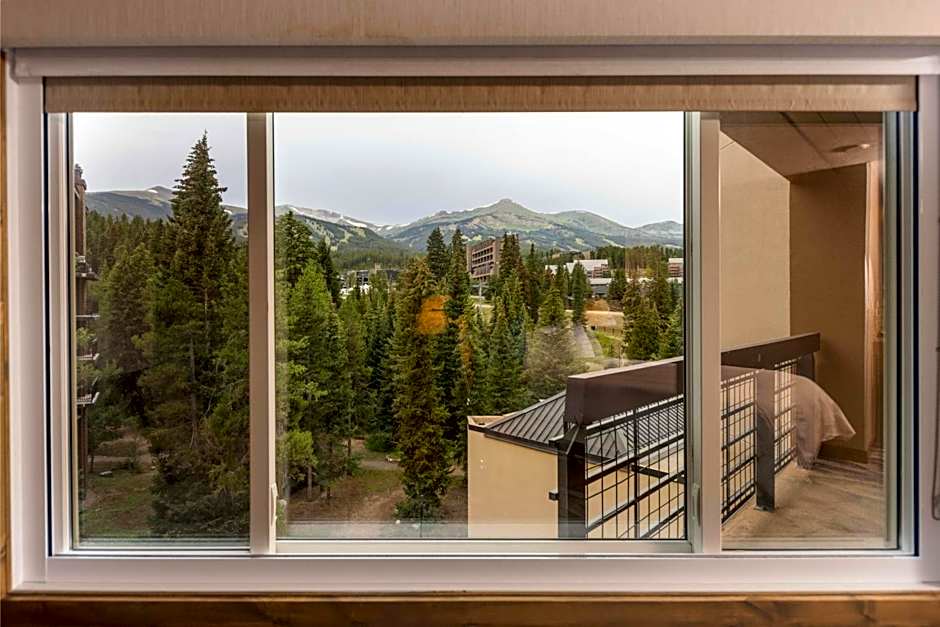 NEW! Marriott Slope View Ski & Summer Luxury Studio Sleeps 4 Full kitchen, Amenities & Paid Parking