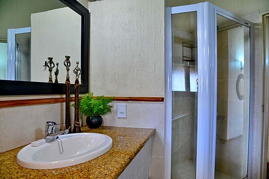 Cambalala - Luxury Units - in Kruger Park Lodge - Serviced Daily, Free Wi-Fi
