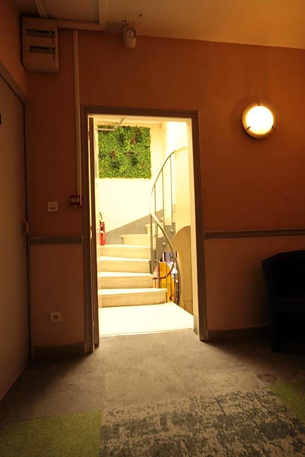 Hôtel Des Arts, Artisanal et Indépendant