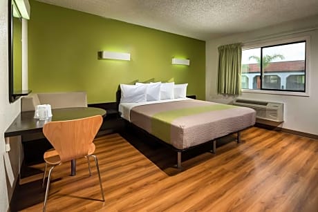 Deluxe King Room - Non-Smoking