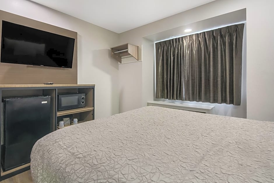Americas Best Value Inn & Suites Lake Charles at I-210 Exit 5