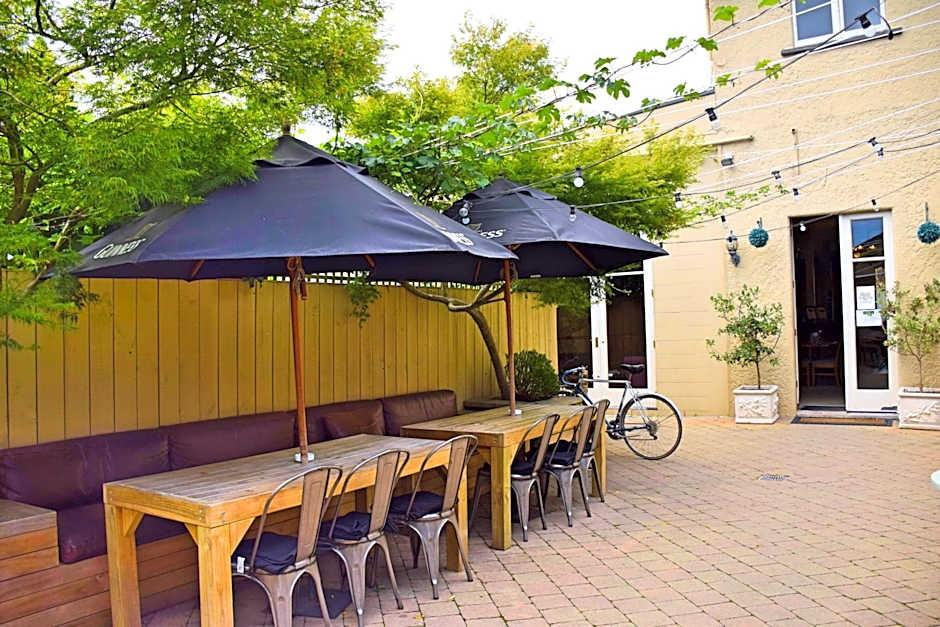 The Prince Albert Backpackers & Bar