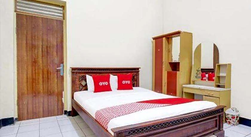 OYO 93051 Wisma Syariah Buloe Near Lapangan Abubakar Lambogo Batili Enrekang