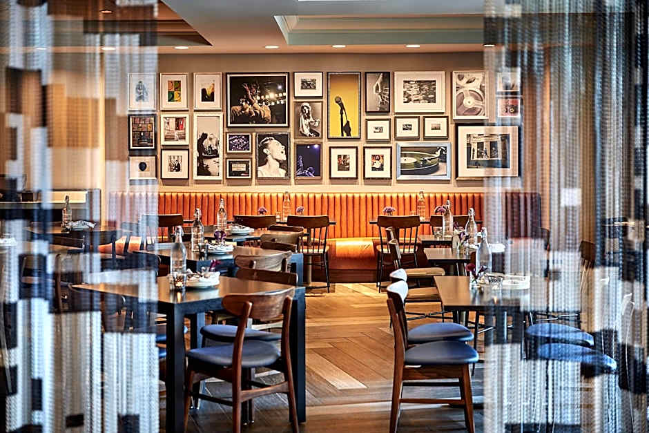 Renaissance Los Angeles Airport Hotel