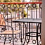 La Lola Hotel & Suites