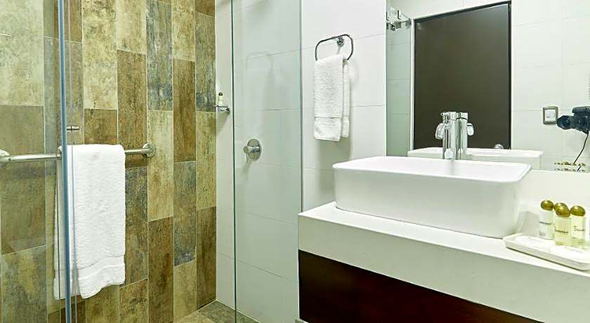 Thunderbird Carrera Hotel & Casino