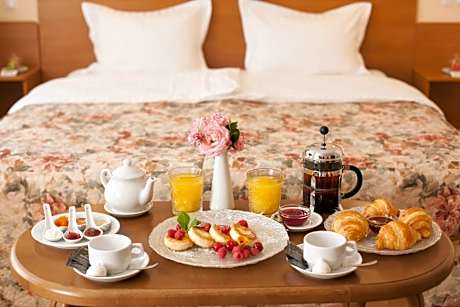 Family Room (2 Adults + 1 Child)