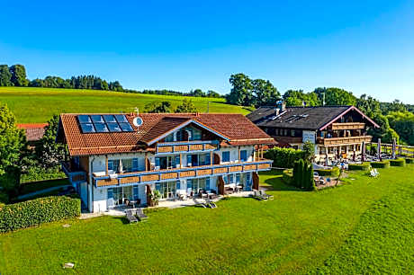 Apartment with Mountain View