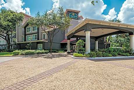 La Quinta Inn & Suites by Wyndham Houston Bush Iah South