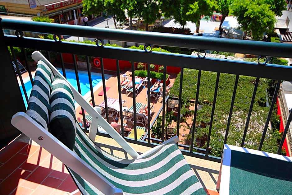 Photo 1 of 2 of Premium, Pool View