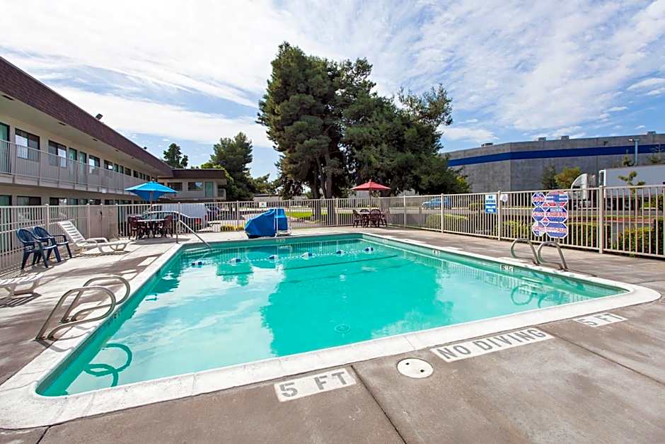 Super 8 by Wyndham Turlock