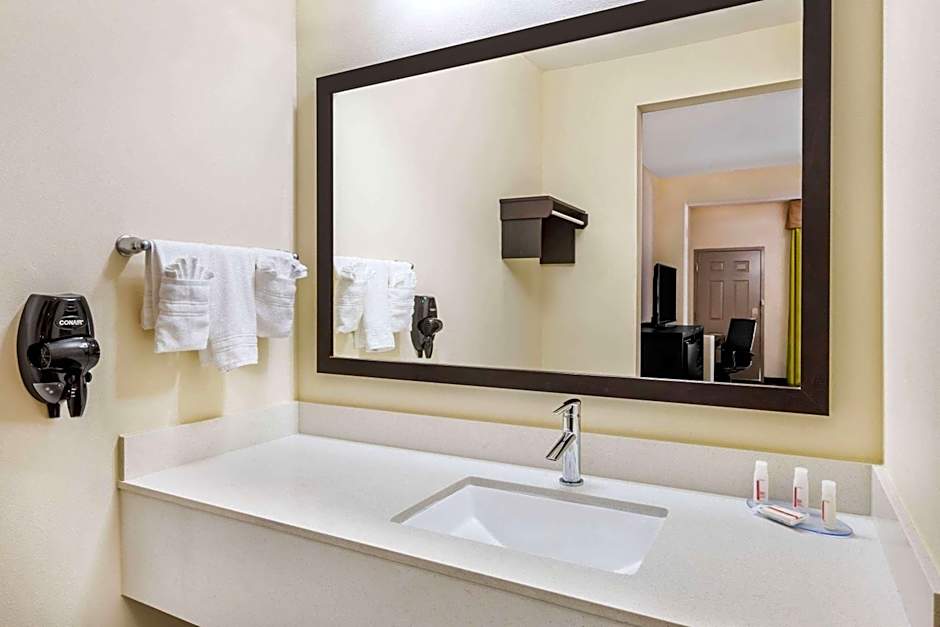 Days Inn & Suites by Wyndham Katy