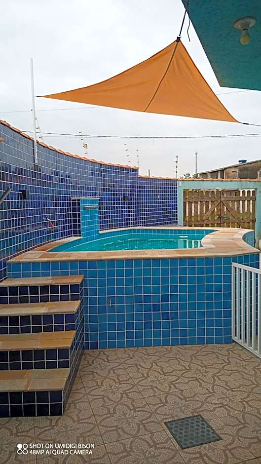 Casa com piscina , churrasqueira, Wi-Fi, em rua de Areia à 1km da praia, bairro sussegado, proíbido uso de som extremamente alto ideal para descansar