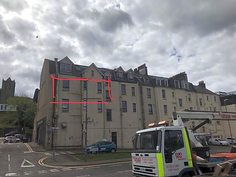 Prime location rooms in high street