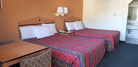 Deluxe Business Queen Room with Two Queen Beds - Non-Smoking