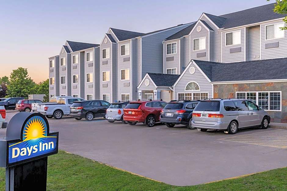 Days Inn & Suites by Wyndham Greeley