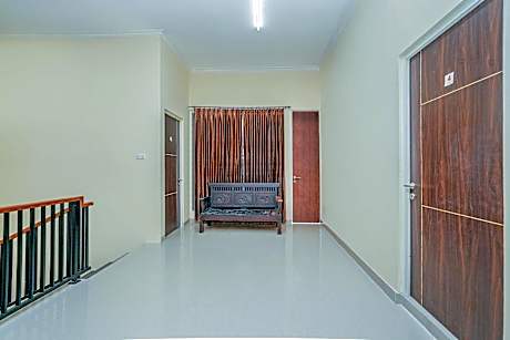 OYO 1957 Riverside Residence