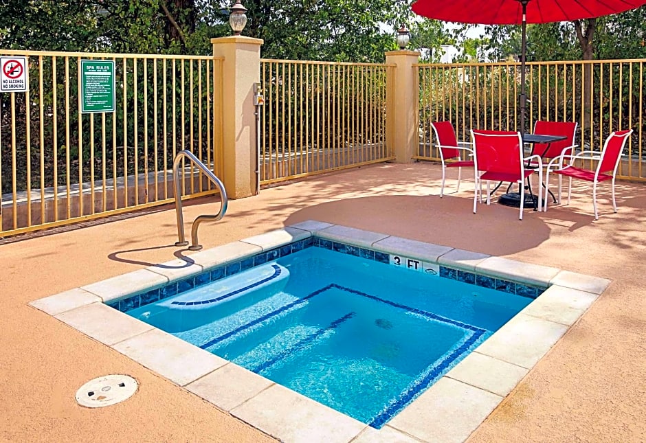 La Quinta Inn & Suites by Wyndham Dallas Hutchins