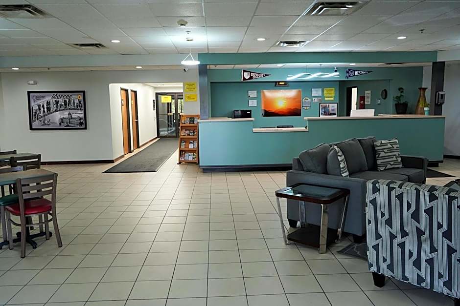 Super 8 by Wyndham Grove City