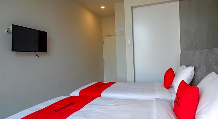 RedDoorz Plus near Solo Baru