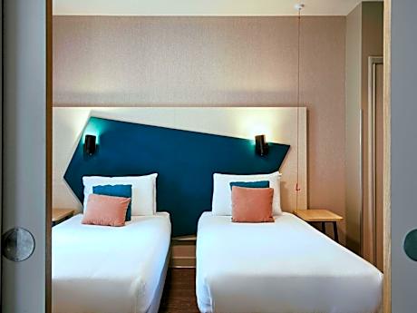 One Bedroom Apartment with Two Single Beds