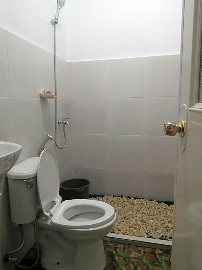 MiL's Hillside Tourist Inn