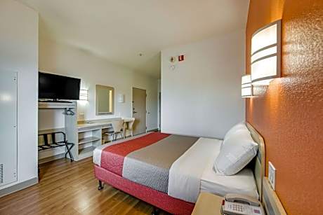 2 FULL BEDS | MINI FRIDGE