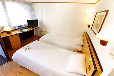 Twin Room - 2 single Beds & 1 child extra bed
